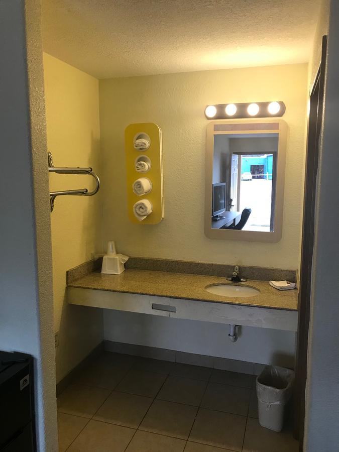 Regal Inn Onley Экстерьер фото